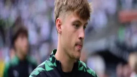 人民日报客户端：苏翊鸣主演，首钢滑雪大跳台空中飞人争霸再燃