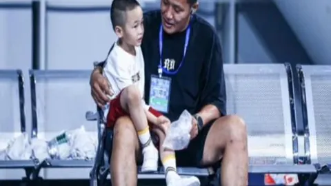 教练在巴特勒替补期间绘制战术板